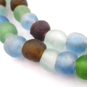 50 återvunna glaspärlor - flerfärgade afrikanska pärlor - 11 mm runda pärlor - Fairtrade - Tillverkad i Ghana (RCY-RND-MIX-654)
