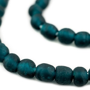 Op de afbeelding: Close-up van twee strengen teal-kleurige, afgeronde kralen. De kralen hebben een matte afwerking en zijn aan elkaar geregen, waardoor een ketting of armband ontstaat. De achtergrond is wit, waardoor de kleur en textuur van de kralen worden benadrukt.