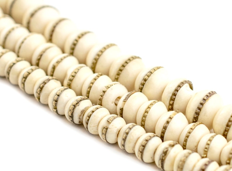 Mässingsinlagda vita benmalapärlor: 6 mm 8 mm 10 mm runda hantverksmässiga Nepal-bönemeditationssmycken design och inredning heminredning metallinlägg yoga bild 3