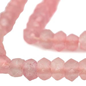 Puede incluir: Una hebra de cuentas de vidrio rosa, cada cuenta es facetada y tiene un aspecto ligeramente esmerilado.