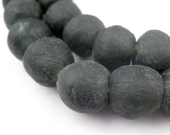 40 perles de verre noires recyclées du Ghana 14 mm (RCY-RND-BLK-559)