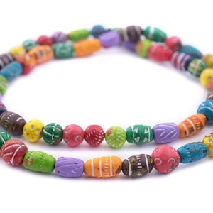 Puede incluir: Una colorida hilera de cuentas de madera con varios patrones y diseños. Las cuentas son de forma ovalada y vienen en una variedad de colores, incluyendo rojo, verde, azul, amarillo y morado.