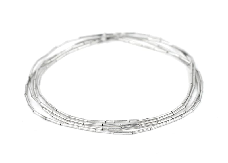 Minimalistiska glänsande silverpärlor i rörform: Vit metall 1,5 mm pärltillbehör bild 4