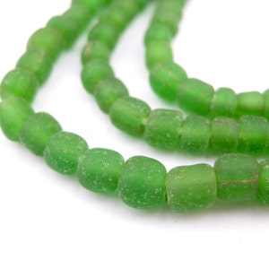115 perle di vetro verde Java - Perle di vetro fatte a mano - Perle di vetro a forma di pepita - Perle ecologiche - Piccole perle verdi (JVA-CYL-GRN-128)