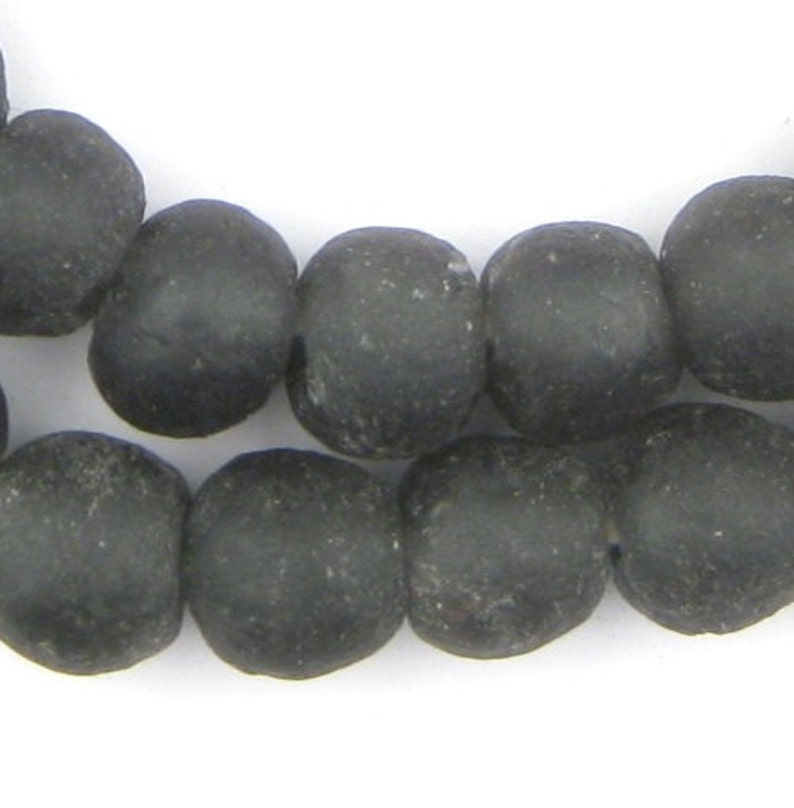 40 perles de verre noires recyclées du Ghana 14 mm RCY-RND-BLK-559 image 3