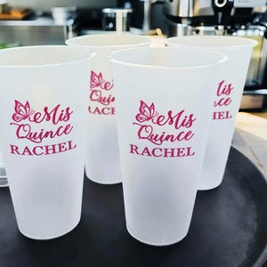 Kundenspezifische Quinceanera-Tasse, Gefrosteter Becher zum Feiern von Bonbon 16, Geburtstagsparty-Trinkbecher, Quince-Party-Plastikbecher, Quinceaño-Geschenk