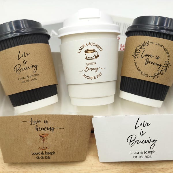 Koffiemouw Aangepaste koffiekopmouwen Gepersonaliseerd, Love is Brewing Coffee Bruiloftsfeestdecoratie, wit of gerecycled natuurlijk bruin kraftpapier