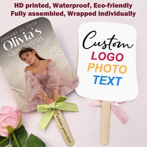 Puede incluir: Dos abanicos personalizados con mangos de madera. Uno presenta una foto y texto para una quinceañera, el otro tiene las palabras "Custom, LOGO, PHOTO, TEXT". Ambos abanicos están decorados con cintas.
