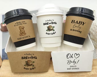 ベビーシャワー用カスタムプリント紙コーヒーカップスリーブ/赤ちゃんが生まれます/ベビーシャワーパーティーカップ/パーソナライズコーヒースリーブ/ベビーシャワーデコレーション