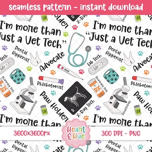 Op de afbeelding: Een naadloos patroon met een witte achtergrond met kleurrijke poot afdrukken, medische apparatuur en tekst die luidt "Ik ben meer dan alleen een dierenartsassistent". Het patroon bevat ook de tekst "Advocaat", "Flebotomist", "Poot Houder", "Lab Tech", "Tandhygiënist", "Apotheek Tech" en "Röntgen Tech".