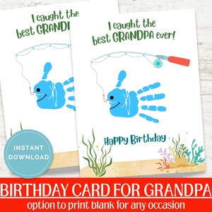 Peut inclure: Deux cartes de vœux blanches avec le texte "I caught the best GRANDPA ever!" et "Happy Birthday". Chaque carte présente un motif de poisson en empreinte de main bleue avec une canne à pêche. Le bas de la carte indique "BIRTHDAY CARD FOR GRANDPA."