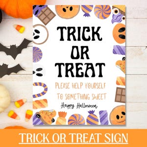 Könnte beinhalten: Ein Halloween-Schild mit dem Text "Trick or Treat" in großen schwarzen Buchstaben. Das Schild ist mit Illustrationen von Süßigkeiten und Kürbissen verziert. Der Text "Please help yourself to something sweet" ist ebenfalls enthalten.