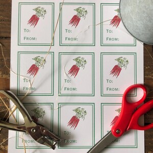 Peut inclure: Neuf étiquettes cadeaux imprimables représentant un bouquet de carottes rouges avec des fanes vertes. Les étiquettes portent les mentions "À :" et "De :" imprimées dessus.