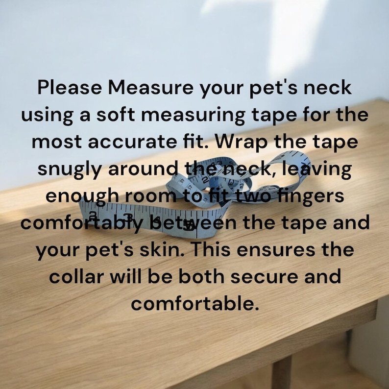 Puede incluir: Una cinta m&eacute;trica azul sobre una superficie de madera con instrucciones sobre c&oacute;mo medir el cuello de tu mascota para un collar. El texto dice: "Por favor, mide el cuello de tu mascota usando una cinta m&eacute;trica suave para un ajuste m&aacute;s preciso. Envuelve la cinta alrededor del cuello, dejando suficiente espacio para que quepan dos dedos c&oacute;modamente entre la cinta y la piel de tu mascota. Esto asegura que el collar sea seguro y c&oacute;modo."