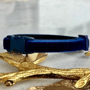 Collare in velluto Sapphire Luxe - Collare per gatti in velluto blu, Collare per gattini in velluto, Collare per cani di piccola taglia, Collare di sicurezza a strappo, Morbido velluto di peluche.