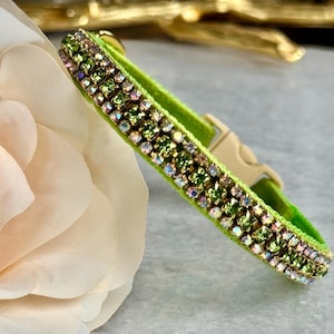 Elegante collar para mascotas de terciopelo verde con piedras de peridoto y brillantes diamantes de imitación AB. Collar de seguridad para gatos, gatitos y perros pequeños.