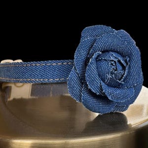 Cute Medium Wash Denim Cat Collar with Detachable Flower, Floral pet collar, Small dog collar, Breakaway collar, Chic collar, Kitten collar.