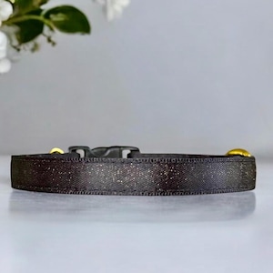 Shimmering Shadow - Schwarzes Satin-Katzenhalsband, Kitten-Halsband, Elegantes Katzenhalsband aus schimmernden Satin.
