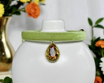 Topaz Mist - Hellgrünes Samt-Katzenhalsband mit 24K Regenbogen Topas Anhänger, Sicherheitskatzenhalsband, Kätzchenhalsband, Luxuriöses Haustierhalsband.