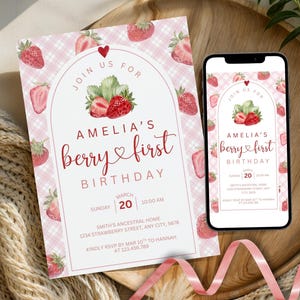 Puede incluir: Una invitación de cumpleaños con temática de fresas y un teléfono inteligente que muestra el mismo diseño. La invitación dice "Amelia's berry first birthday". El diseño incluye fresas y un patrón de cuadros rosa y blanco.