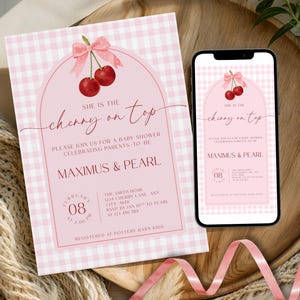 Puede incluir: Invitación rosa para baby shower con tema de cerezas. La invitación presenta un patrón de cuadros, una ilustración de cerezas y el texto "She is the cherry on top." Un smartphone muestra el mismo diseño.