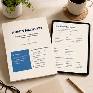 Könnte beinhalten: Ein Arbeitsbuch mit dem Titel ADMIN NIGHT KIT und ein Tablet, das eine fünfstufige Organisationsmethode anzeigt. Das Cover des Arbeitsbuchs listet Funktionen wie eine 90-minütige geführte Sitzung, eine Abonnementprüfung und einen jährlichen Fristenkalender auf.
