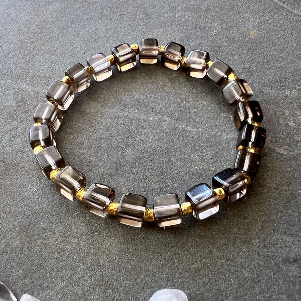 Bracelet quartz fumé transparent flexible avec des perles carrées de 6 mm et d'une longueur de 7 pouces