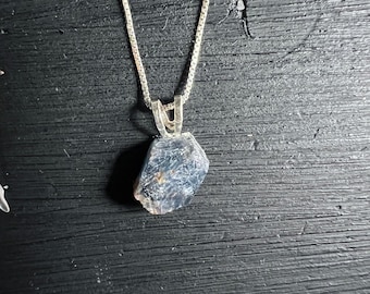 Pendentif saphir brut et minuscule ! Bijou minimaliste bleu