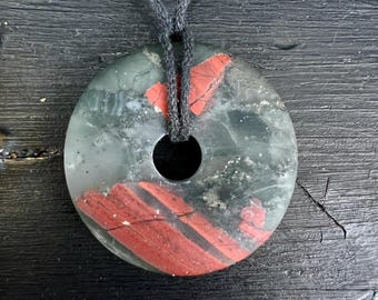 Hanger in de vorm van een donut met Afrikaanse bloedsteen | Heliotroop beschermingssteen | Verstelbaar koord | ~37 mm