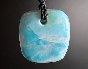 Larimar hanger | Blauwe Caribische edelsteen | Steen met boorgat aan de voorkant | Vierkant gevormde pectoliet