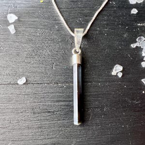 Ciondolo in tormalina blu grezza da 3,5 cm (1,4 pollici) con autentico cristallo di indicolite.