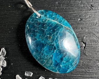Ovale hanger van blauwe apatiet | 925 zilveren oogje | Natuurlijk neonblauw kristal | Madagaskar
