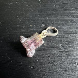 Ciondolo minuscolo a forma di anguria grezza con tormalina, lepidolite rosa e occhiello in argento 925.
