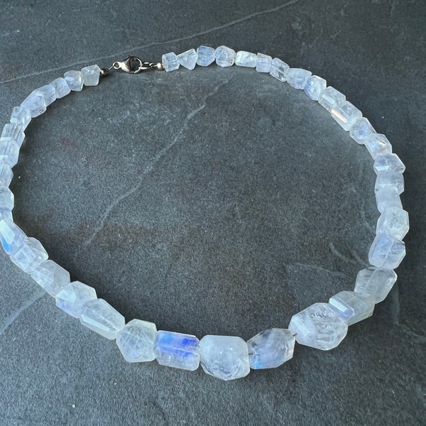 Collar Piedra Luna Azul cuentas poligonales Labradorita Blanca