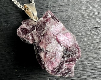 Anhänger aus rohem Lithium-Lepidolith mit Sterlingsilber-Schlaufe und unbehandeltem violettem Glimmer-Edelstein