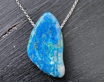 Platte Shattuckite hanger met geboorde blauwgroene ketting met koord of ketting