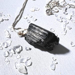 Ciondolo in tormalina nera grezza, cristallo Schorl naturale
