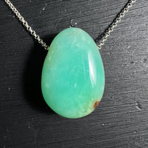 Collana con ciondolo in crisoprasio blu / 3 cm / pietra forata