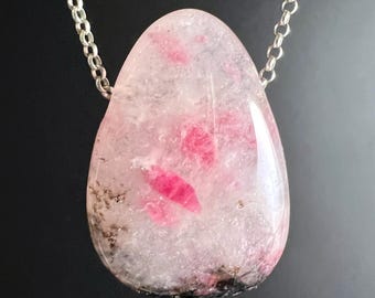 Rhodoniet hanger met boorgat | Frambozenroze kristallen ketting | Hartchakra | Steen van zelfliefde