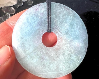 Aquamarijn donut hanger 5 cm | Geboortesteen ketting van maart met koord
