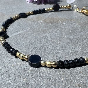 Armband i svart spinell | Facetterade pärlor | Guldfyllt sterlingsilver | Justerbar