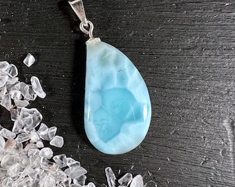Larimar hanger hemelsblauw | Gepolijste druppelvormige cabochon | 925 zilveren oogje | Dominicaanse Republiek