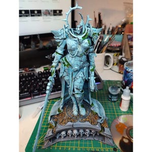 Kampf Schwester Heilige Statue | 28 mm Harzminiatur | Grimdark Wargaming Gelände | Sci-Fi Diorama Modell | Gothic Szenerie-Stück