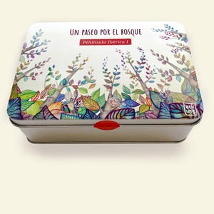 Un paseo por el bosque. Juego de memoria de 60 cartas de robusto cartoné en una cajita metálica, ideal para llevarlas donde quieras.