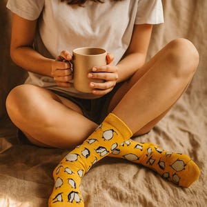 Calcetines de pingüino amarillos – Bonito estampado de pájaro – Idea de regalo divertida y original – Calcetines unisex coloridos para conjuntos cómodos y divertidos