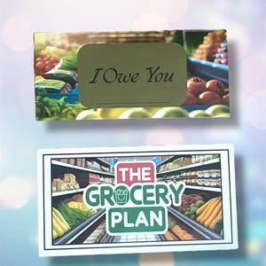 K&ouml;nnte beinhalten: Eine wei&szlig;e Karte mit einem gr&uuml;nen und roten Bild eines Supermarkt-Gangs und dem Text "THE GROCERY PLAN" in gr&uuml;nen Buchstaben. Die Karte hat auch einen goldenen Aufkleber mit dem Text "I Owe You" in schwarzen Buchstaben.