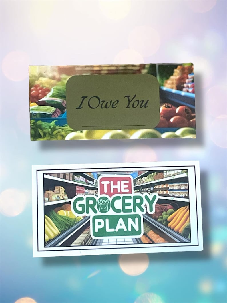 K&ouml;nnte beinhalten: Eine wei&szlig;e Karte mit einem gr&uuml;nen und roten Bild eines Supermarkt-Gangs und dem Text "THE GROCERY PLAN" in gr&uuml;nen Buchstaben. Die Karte hat auch einen goldenen Aufkleber mit dem Text "I Owe You" in schwarzen Buchstaben.