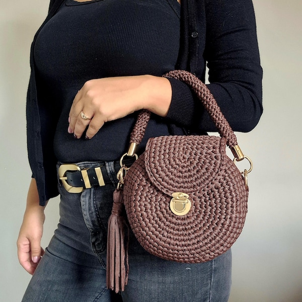 Bolso de crochet hecho a mano, bolso de punto marrón con cierre y borla dorados, elegante bolso boho.