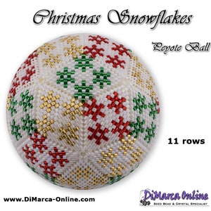 Puede incluir: Un adorno navideño blanco de cuentas con copos de nieve rojos, verdes y dorados. El adorno es una bola de peyote con 11 filas. El texto "Christmas Snowflakes" y "Peyote Ball" está en la parte superior de la imagen. El texto "11 rows" está en la parte inferior derecha de la imagen. El texto "www.DiMarca-Online.com" está en la parte inferior izquierda de la imagen.
