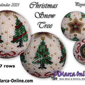 Puede incluir: Un adorno navideño blanco de cuentas con un diseño de árbol de Navidad verde y rojo. El adorno está hecho con el punto de peyote y tiene 7 filas de alto. El adorno se muestra desde tres ángulos diferentes: arriba, abajo y de lado. El texto "Advent Calendar 2021" y "Christmas Snow Tree" es visible en la imagen.